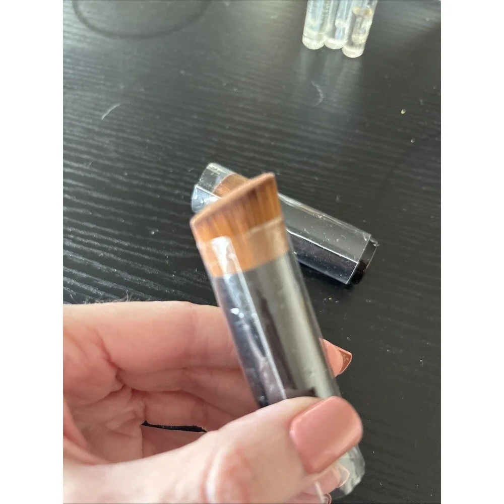 CHANEL Les Beiges Water-Fresh Teint Foundation Brush Travel size x2